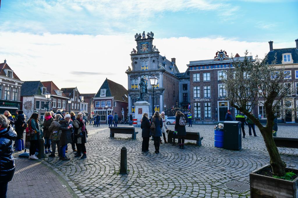 Lees alles over: "ME. en politie aanwezig bij ‘Kopje koffie drinken op de Roode Steen' Hoorn" op WF Nieuws | #hoorn #koffie #kopje #mepolitie #roodesteen ..