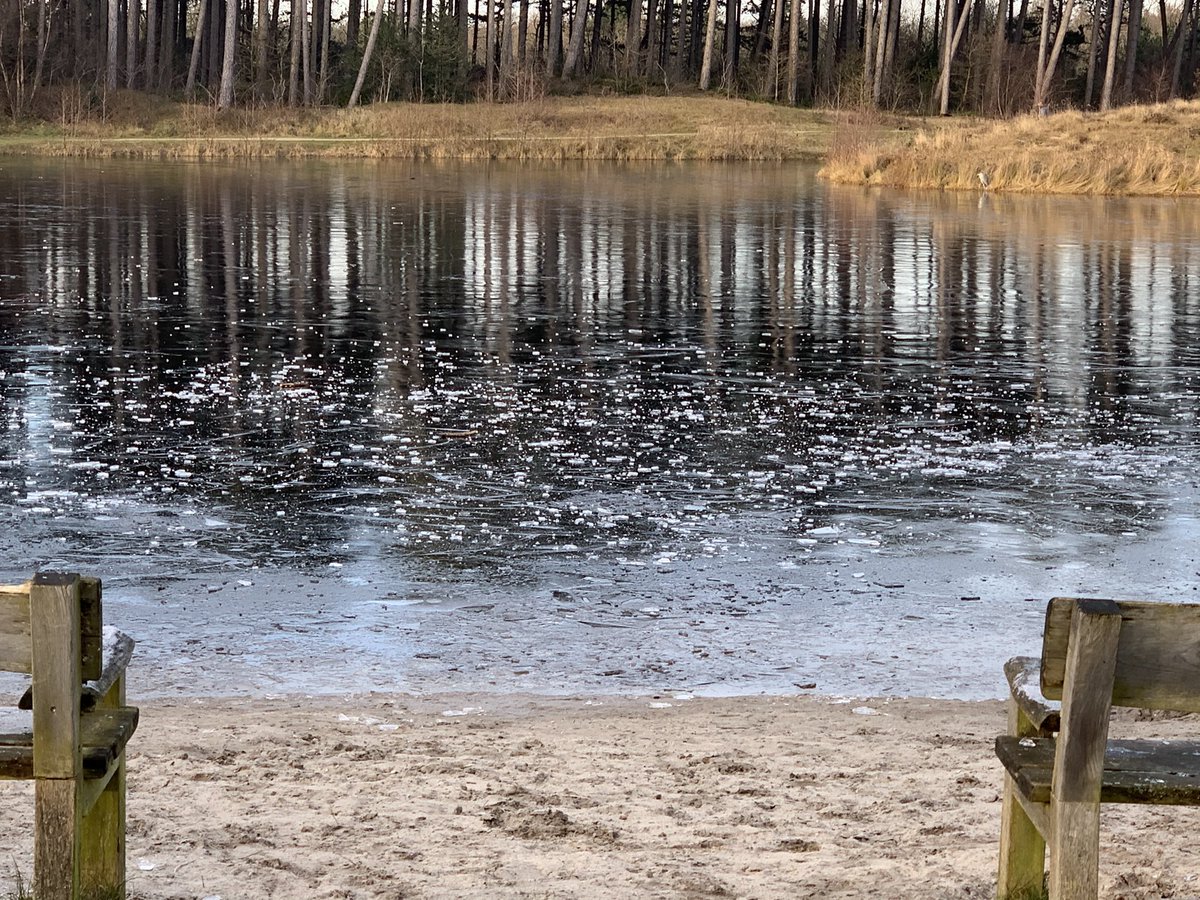 Laten we er met zijn allen voor zorgen dat als de vorst doorzet, we ook kunnen schaatsen en niet struikelen over de stukken ijs die nu op de baan liggen. Er zijn veel kinderen druk stokken en ijs op de baan aan het gooien en dat is jammer. #schaatsenisleuk ⛸❄️ #Terschelling