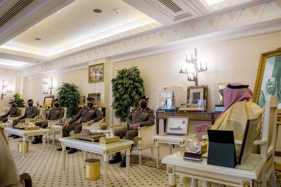 Aenalhagegah's tweet photo. 🔴أشاد بالحس الأمني العالي تجاه تعزيز مفهوم #الأمن_الشامل ..  سمو #أمير_القصيم يكرّم النقيب :  عبدالكريم سند الحنتوشي  و عدداً من منسوبي إدارة المرور بالمنطقة. #صحيفة_عين_الحقيقة https://t.co/QIUaLruzNU