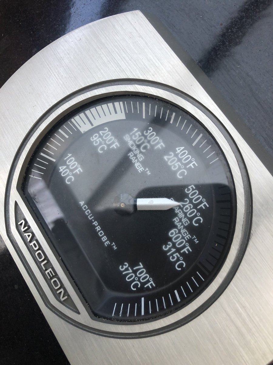 Vossi011984's tweet image. In the making! #DutchOven auf dem ⁦@NapoleonGrills⁩ mit einem leckeren ⁦@ankerkraut⁩ #MagicDust