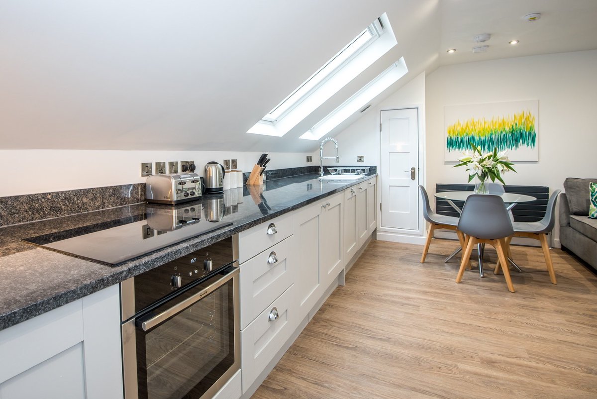 PropUniqueLtd's tweet photo. *The Talbot*... two bedroom, two bathroom luxury penthouse nestled under the watchful gaze of Durham Cathedral ☀️🌃🌟 
.
.
.
#penthouse #luxury #servicedaccommodation #northeast #durham https://t.co/KvPCwMsAjK
