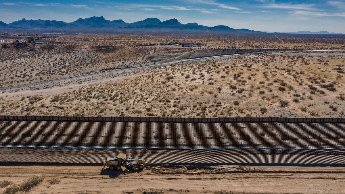 rosalesquique's tweet photo. Images of the week: From the border to the snowy mountains of #NM These are photos I'll use to teach my #photojournalism class in the upcoming days at @UNM for both @UNMFilm and @CJDept https://t.co/CDA4ZNaVDo