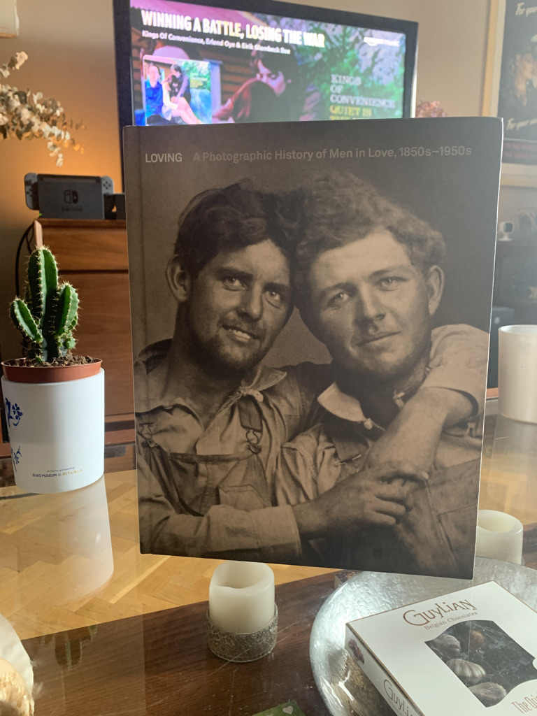 mgalandejuana's tweet photo. Este libro recopilación decora mi mesa de centro desde principios de enero 📷👨‍❤️‍👨.

No ha sido hasta anoche cuando decidí estrenarlo... y vaya viaje.

Un viaje corto e intenso a un pasado que sientes que te ha sido ocultado... y que quiero compartir con vosotros 📖🏳️‍🌈 https://t.co/8a0nWLphHx