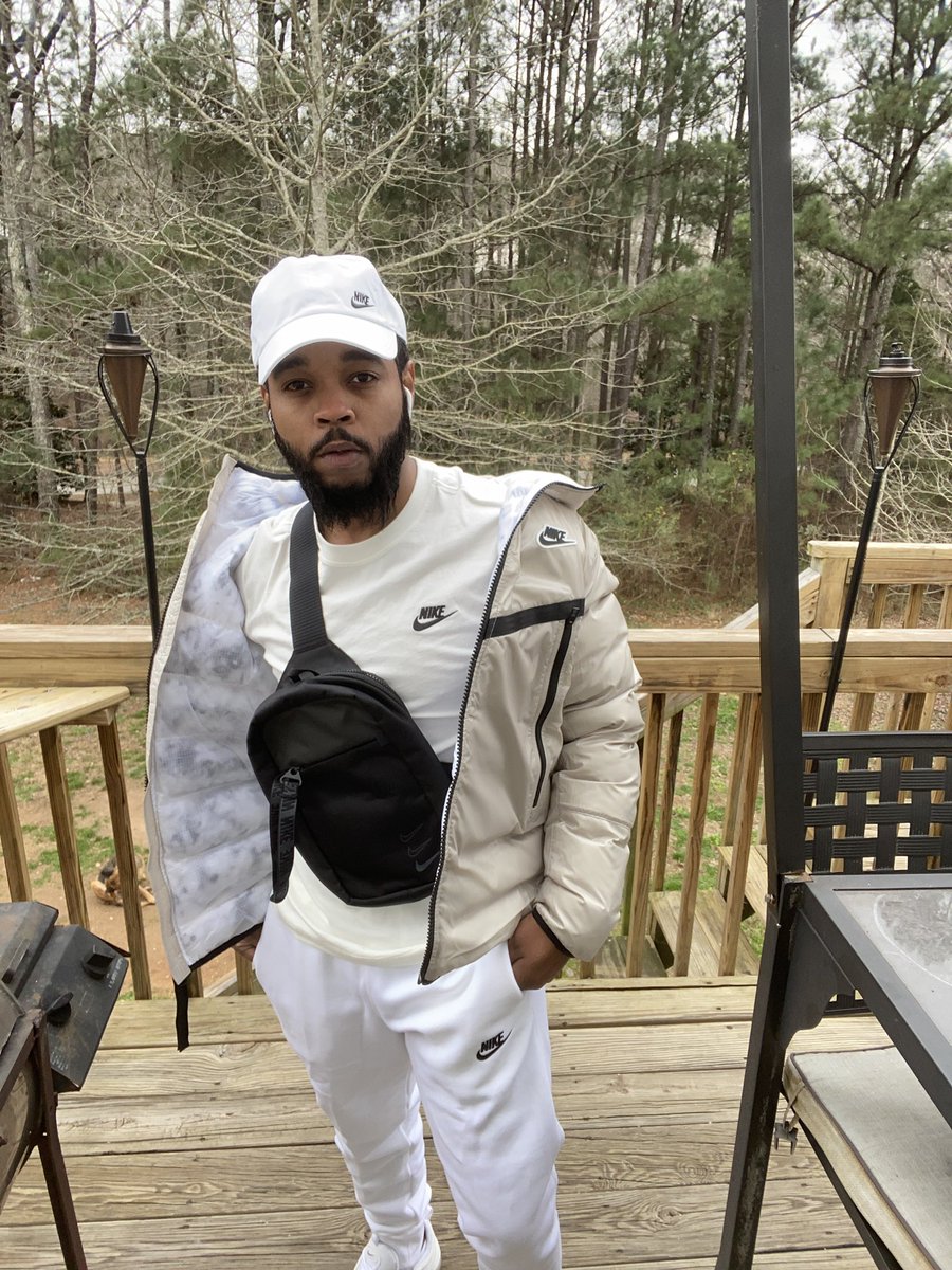 DjWolfLetsGo's tweet photo. Nike cross body got a piece in it ☑️🐺 https://t.co/lgFmrz6TEf