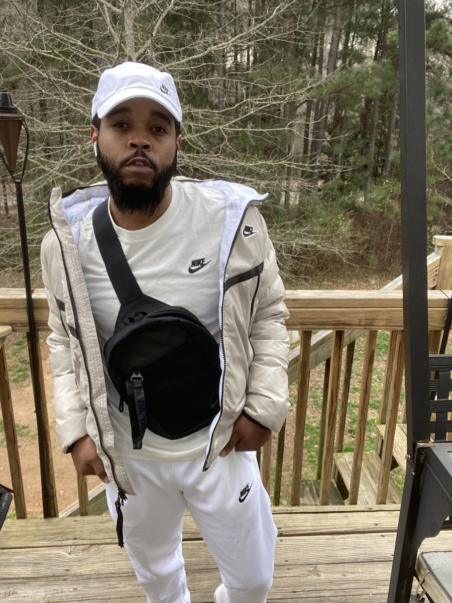 DjWolfLetsGo's tweet photo. Nike cross body got a piece in it ☑️🐺 https://t.co/lgFmrz6TEf