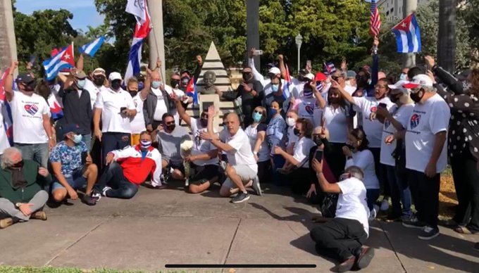 La caravana en contra del #Bloqueo a #Cuba rinde homenaje en el Coral Gables de #Miami al apóstol de la independecia cubana José Martí en el 168 aniversario de su natalicio. #NuestroMartí #IdealesDeLuz #NoMasBloqueo #UnBlockCuba #PuentesDeAmor