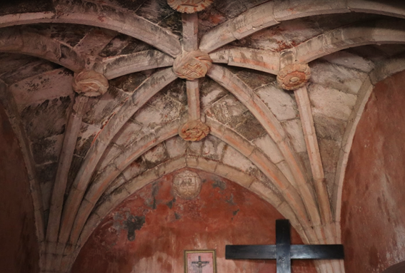  UNESCO-listed Velha (pop. 1,214) on Santiago is home to the oldest colonial church in the world, built in 1495. It has a side chapel in Manueline Gothic style – a rare example of Gothic architecture in sub-Saharan Africa.