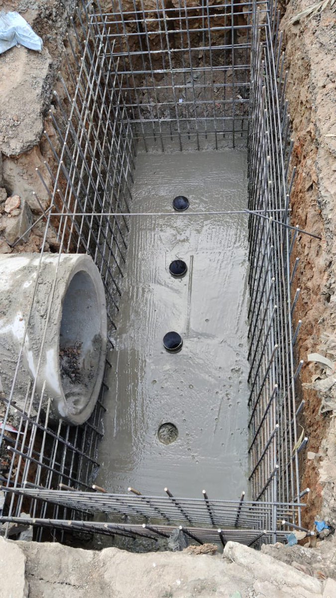 BLRSmartCity's tweet photo. @BLRSmartCity Project: Raft Concrete for SWD chambers work is in progress at KR Market junction improvement work.Footing and Columns reinforcement work for Toilet block is in progress
 #Needlevibrator  #Slumpcone testing @SmartCities_HUA #infrastructure https://t.co/fq1vTtV48t