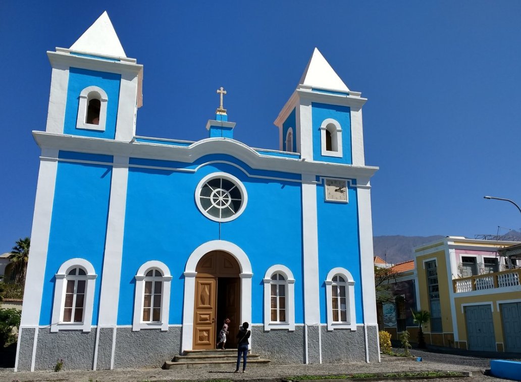  Pastel-coloured São Filipe on Fogo is home to the relatively simple Nossa Senhora da Conceição. Built in 1849, it dominates a sloped square lined with colonial houses known as ‘sobrados’, usually with French windows, balconies or verandas.