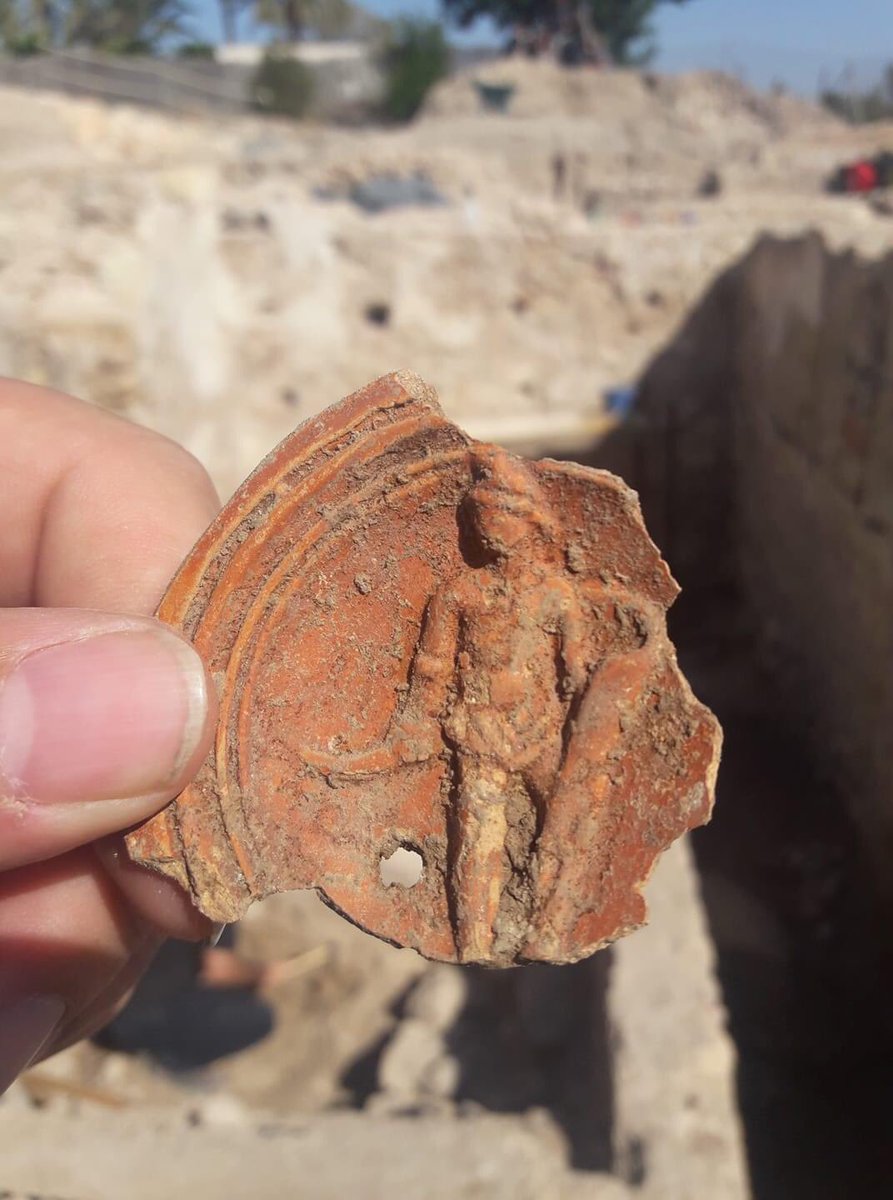 Jsnchezalguaci1's tweet photo. Este fragmento de lucerna con la escena de un gladiador aparecido en la campaña de excavación de 2019 de las Termas Orientales de La Alcudia es de las cosas más bonicas que he visto salir de un estrato estando presente en su extracción.
📸/AutorPatrimonio Virtual https://t.co/qgKz9mNjOe
