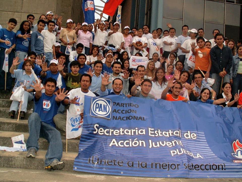 manoloherrerar's tweet photo. Excelente Domingo a todos !
Encuentro Nacional Juvenil de Acción Nacional en Guanajuato en 2005!
Panista en las buenas y en las malas trabajando por un mejor Puebla un mejor 🇲🇽 !
Gracias Enrique Xicale por la foto !
#pueblasiemprehaciaadelante
#seguimosreuniendoamigos https://t.co/uoVJzXE4Vg