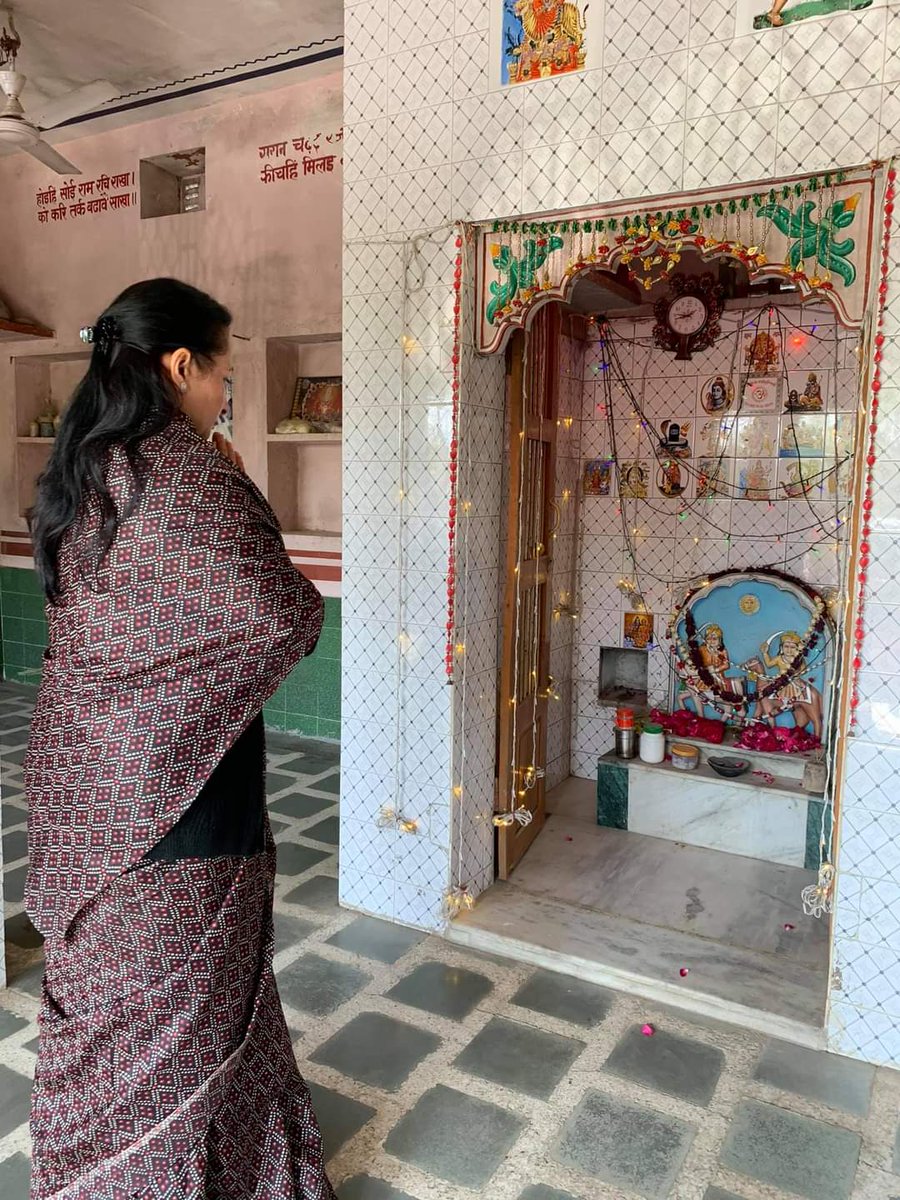 Archana_Social's tweet photo. हम सामान, धन और घरों को सहेजते हुए जीवन बिता देते हैं, जबकि सहेजने चाहिए अपने रिश्ते, अपनी भावनाएं और अपनी जड़ें।
इतवार को छुट्टी के दिन बच्चों का साथ मिला तो सोचा हमारे गांव शफीपुरा जा कर अपनों से मिल आएं। https://t.co/JDIftnjhUO