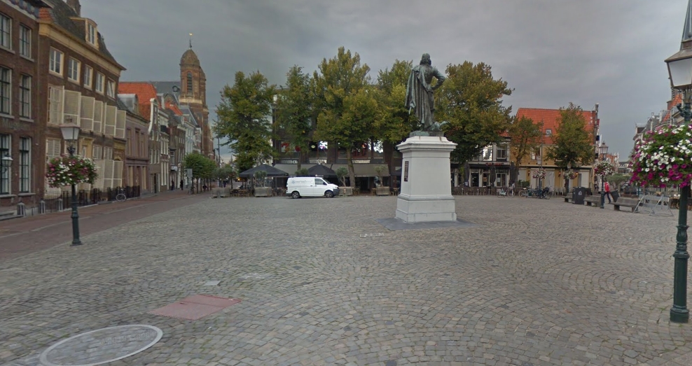 Nu op NL 24 Actueel: "Kleine groep demonstranten zijn naar Hoorn gekomen, opgewacht door de politie en ME." #demontranten #hoorn #politie ..