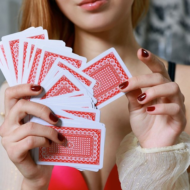 Il fenomeno delle romance scams  dilaga in ogni continente; dagli Stati uniti all’Australia, dall’Europa all’Asia. Ad ogni donna può succedere di essere contattata on line sui social da improbabili personaggi che dopo due giorni si innamorano, e dopo tre chiedono una rimessa in denaro per risolvere un imprevisto e grave problema. Fra le truffe realizzate in internet, quella al miele è la più remunerativa e sicura per i furfanti del web. Apparentemente semplice e ripetitiva, può avere sfaccettature le più diverse, perché con il tempo si è evoluta e raffinata nel metodo. Lo scopo è sempre il medesimo: spillare soldi alle donne puntando su una fase di innamoramento indotto, con foto clonate, poesie scopiazzate, e informazioni fasulle. La  procedura può essere talvolta addirittura tanto banale da palesare l’imbroglio, tuttavia spesso si tratta diabili tessitori di emozioni in grado di  modellare il corteggiamento come un vestito di sartoria cucito addosso alla vittima.

