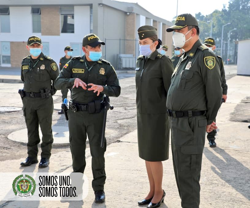 universidadpol's tweet photo. Recibimos la visita  del señor Mayor General Oscar Antonio Gómez Heredia, comandante de @PoliciaBogota  a las instalaciones de la Escuela de Policía Metropolitana de Bogotá, dónde generamos herramientas que facilitan la innovación del servicio de Policía. https://t.co/pSgEuDrISK