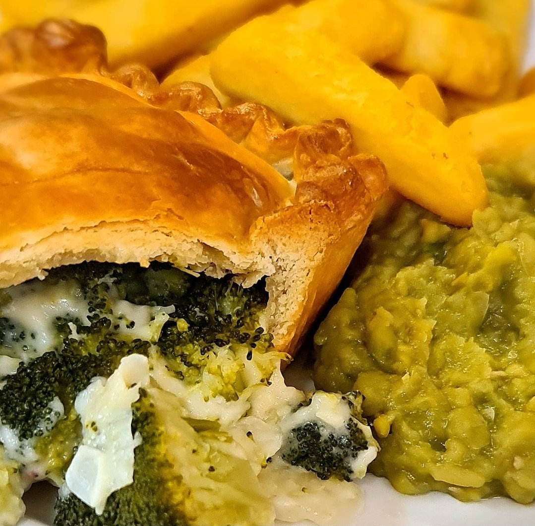 TheNorfolkArms's tweet photo. Cook at home pies are available to collect every day 🥳 

Today we have...

•Steak &amp; Ale
•Chicken, Ham &amp; Cranberry
•Chicken &amp; Leek
•Broccoli, Leek &amp; Stilton

Please call to pre-order Gluten Free pies. https://t.co/WNr4sun4oj