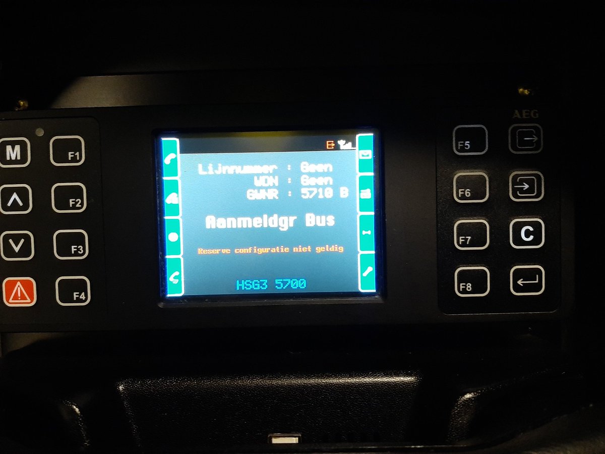 rdrietje's tweet image. Goede avond, laatste late dienst 4/4 voor mij. Vandaag wat storingen doornemen buiten. Kom je altijd weer iets unieks tegen. Nieuw blijkbaar in ons #rail assortiment, de 5710 is vanaf nu een #railbus...🤔😝 #RET #Metro #uniek #retachterdeschermen #special