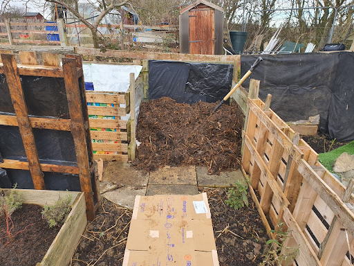 OurAllotment's tweet photo. Latest from #OurAllotment
https://t.co/Nj1SSzrNQ5
Views from the #allotment and the turn of the compost.
Also #MyBreak well #OurBreak https://t.co/W9dUrqOUwY
