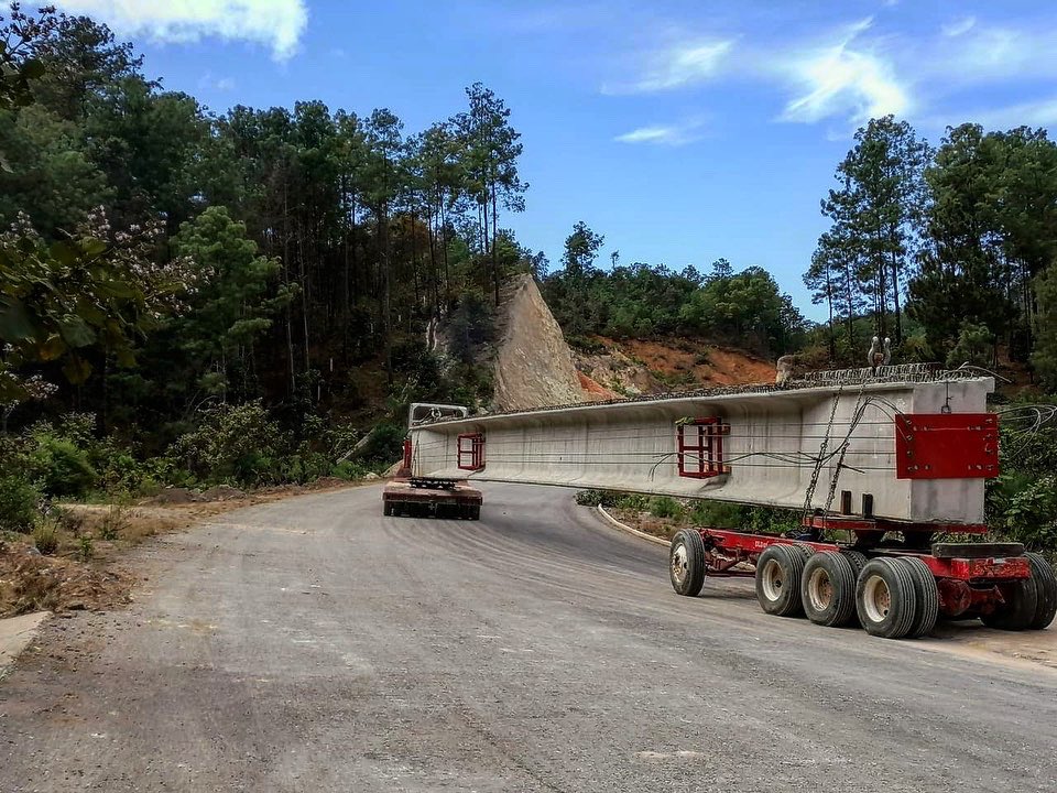 PrefamovilINFRA's tweet photo. Pensemos en GRANDE. 
#ViaductoOaxacaMitla 

¡Feliz último día de enero prefabricadores!
#prefamovileinfraestructura #dejamoshuellaquetrasciende #prefabricated #trabe #nebraska #transporte #topografia #concreto #prefabricados #precastconstruction #oaxaca #mitla #mexico #anippac https://t.co/embAknHLef