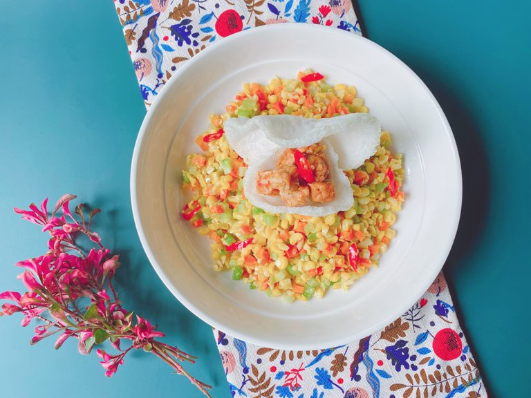 yummyveganasian's tweet image. Corn rice with veggies and spicy tempeh. Look at the tempeh that I put on a cracker. Oh, how beautiful. Looks like an open shell, right? #food #platbased #vegan #recipe

hive.blog/hive-123046/@a… #foodie #blogging #HIVE #HiveBlogShare #Posh