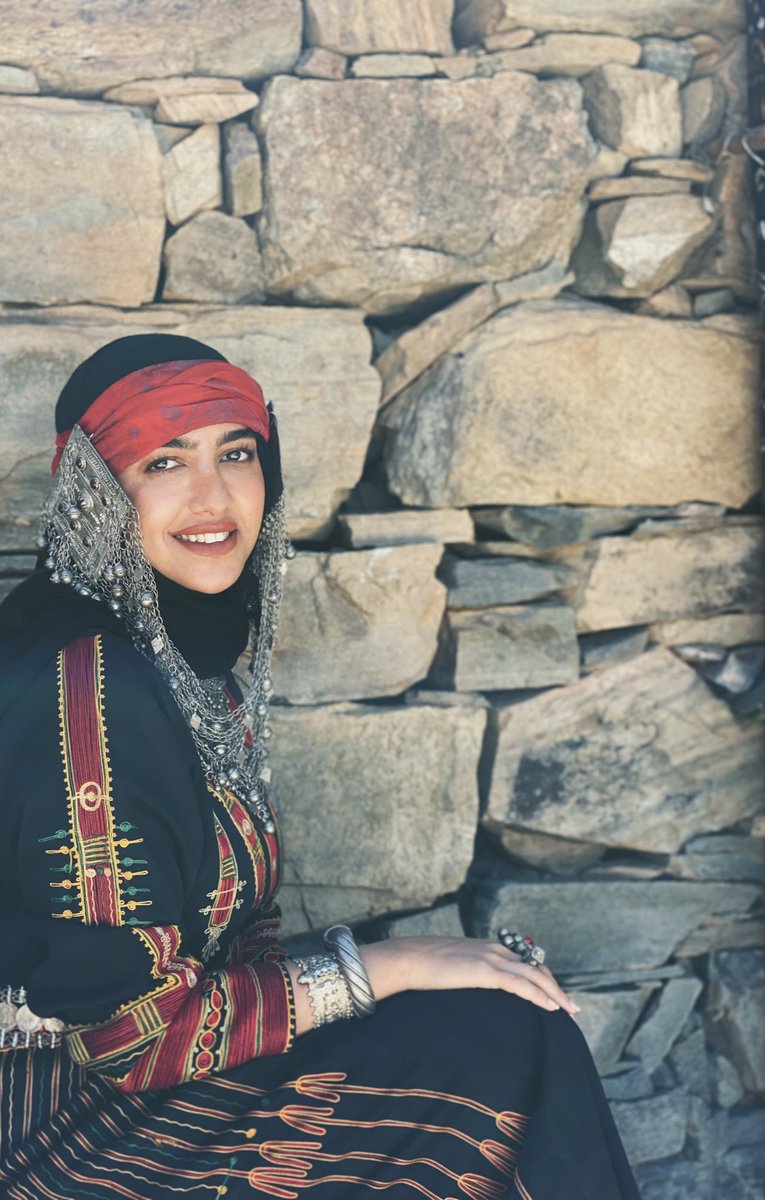 InalllangsDE's tweet image. Die traditionelle Kleidung der Braut in der Stadt-Albaha im Süden von Saudi-Arabien.

@njeeld1 
#SaudiArabia 
#InallLanguages