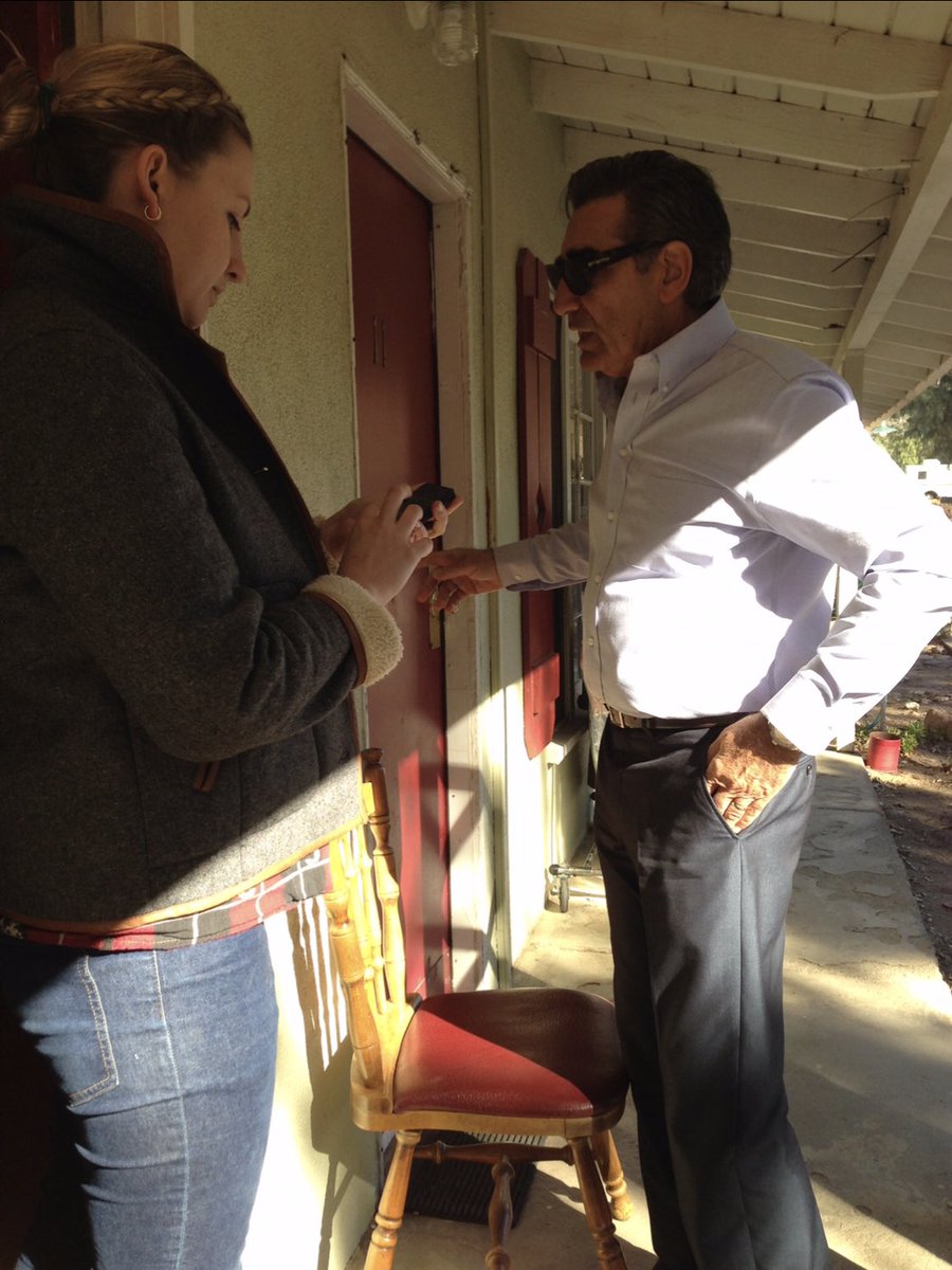 More behind the scenes photos for you : Eugene directing by a literal trashcan (so glamorous) and an early Moira Rose look — pretty sure Catherine brought her own wigs.
