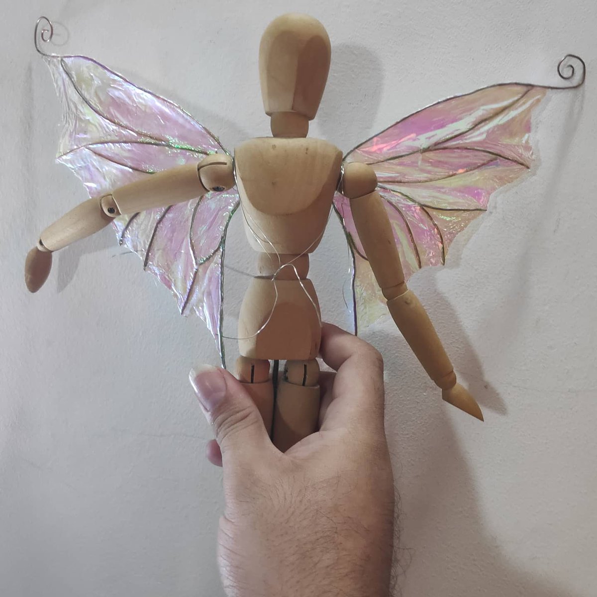 _tionerd_'s tweet image. Hoje o DIY foi para fazer asas de fada 🧚‍♀️
#artesanatomagico #diy #diygeek #twitchstreamers #twitch #twitchtv #livestwitch 
@twitchbr