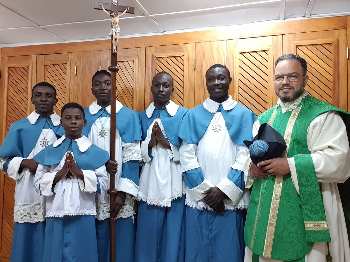 DesalesSaint's tweet photo. Our 5 Oblates after Sunday Mass.

#friendsofthemission #fundsforthemission #catholic #giving #newyear #africa #sponsorastudent #catholicschool #bodyofChrist #holysacraments https://t.co/l7xmp8HoJY