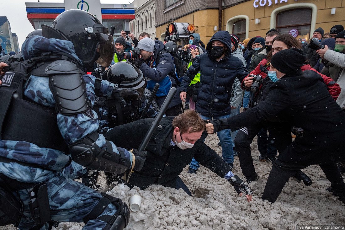 den_kazansky's tweet photo. Бандеровцы во Львове избивают и унижают русскоязычных граждан.
А нет, простите, это Москва... https://t.co/MucYpTB9i7