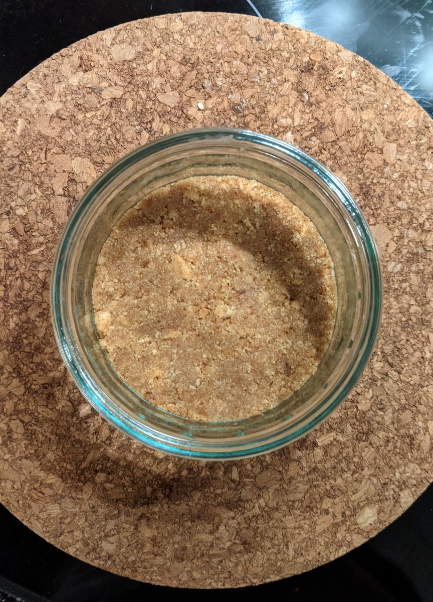 Ja, das ist ein Keks-Boden in dem Glas. Und ja, er sieht ganz genauso aus wie der Kork-Untersetzer.