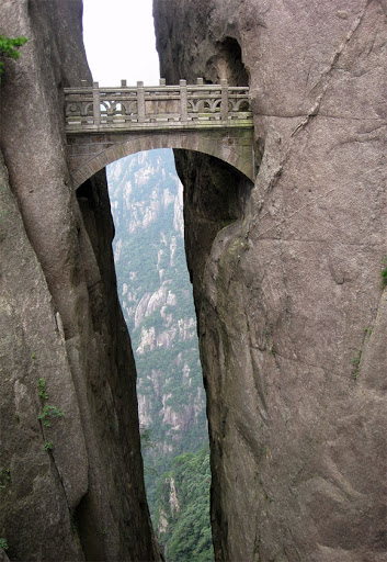 MedTwitter is filled with anger &amp; spite.

On the shiny surface, we all appear to be virtuous &amp; selfless, using Twitter to promote one great cause or another

Deeper down, though, many use Twitter to hurt people, both deserving &amp; not

Please use it as a bridge instead of a weapon.