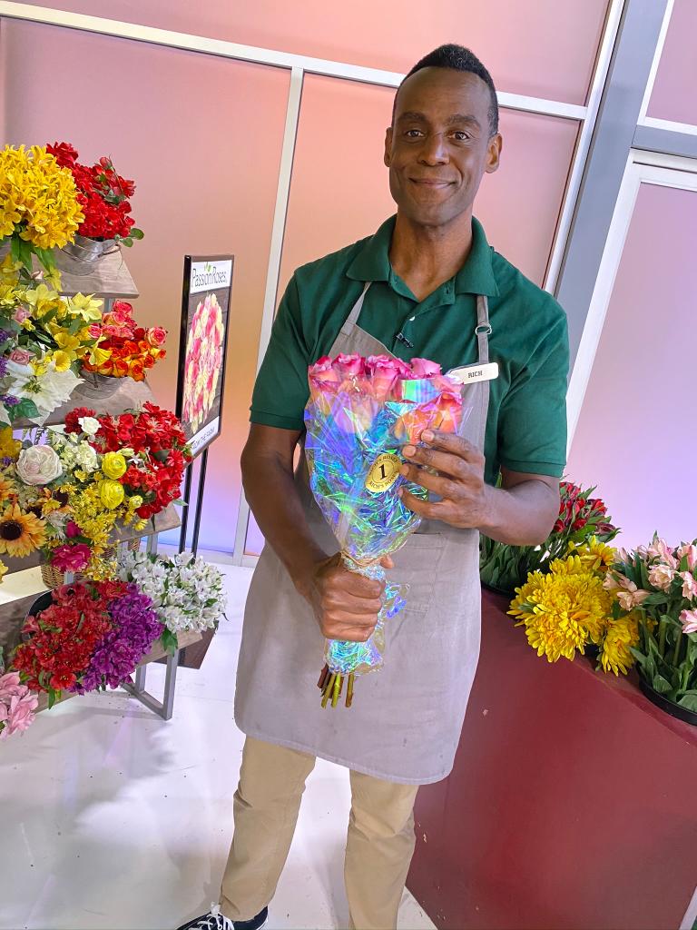 This is your reminder that Valentine's Day is only two weeks away! 💐 #SupermarketSweep <a href="/Lesdoggg/">Leslie Jones 🦋</a>