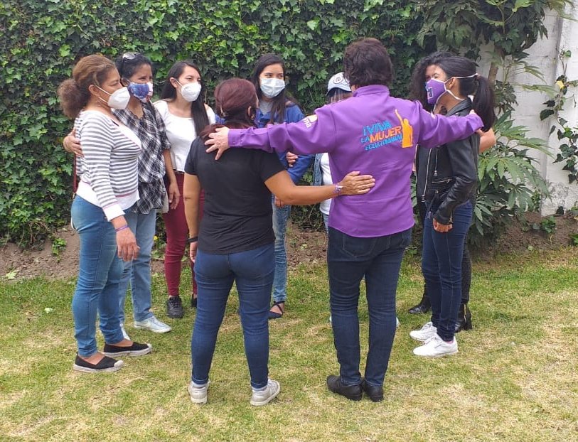 SandraHidalgoEC's tweet photo. Un privilegio haber compartido experiencias y sueños con quienes integran el #ProyectoVioleta de @FArnuv
Estamos comprometidos de corazón con la dignidad de las mujeres ecuatorianas
#VivaLaMujerEcuatoriana https://t.co/MA2CziKZfq