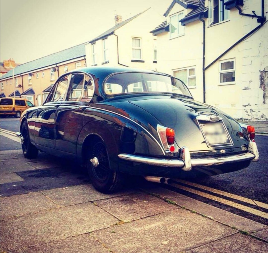 JustDriveTours's tweet photo. Could do with a drive out in the Jag 😎 apparently if you drive past a bank you have to quickly run in and ask for all the money

#Jaguar #mk2jag #mk2 #classiccar https://t.co/V1HlHnfe2Z