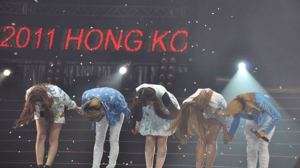 hourlykrystal's tweet photo. always and forever💜 #MeU5thAnniversary https://t.co/FQB0Aa0gfh