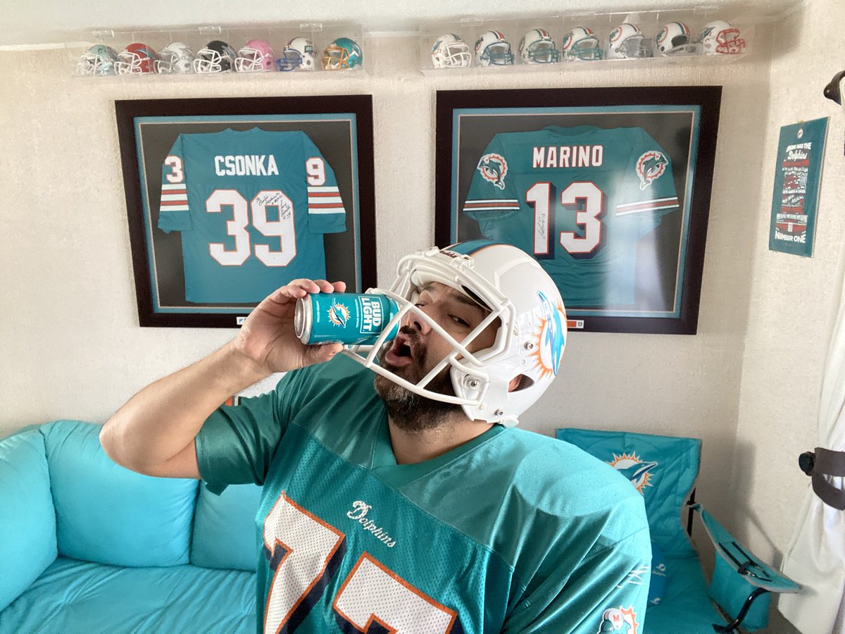 emilioza's tweet photo. #FunFanBudLight viendo los playoffs con mi @BudLightMEX @InesSainzG https://t.co/dewKnHkTVj