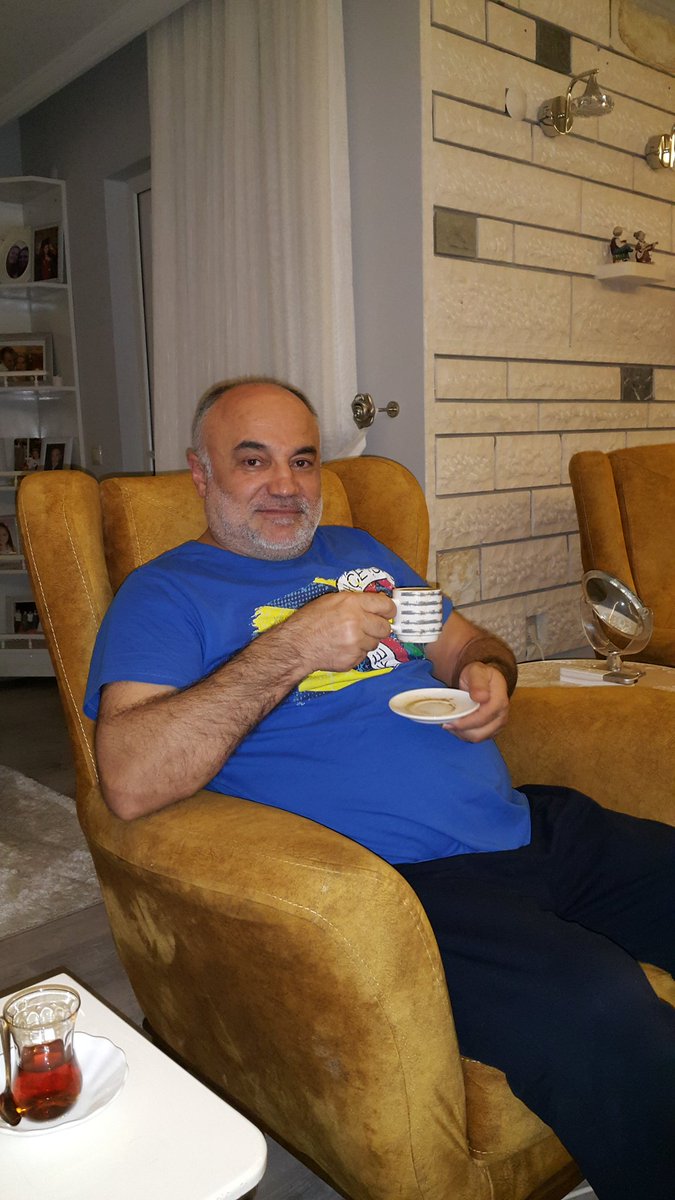 Mekanın sahibi kahvesi ile mutlu mesut geri geldi. 💛💙💛💙💛💙