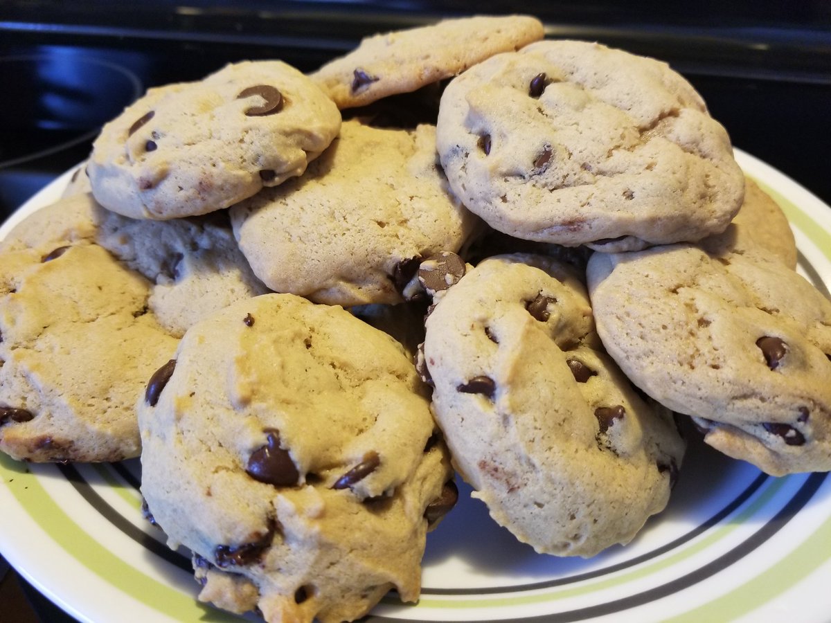 Ashs66's tweet photo. A fresh batch of Trishie's famous chocolate chip cookies... recipe courtesy of @mattymatheson newest cookbook Home Style Cookery!! 🍪🥛❤

#mattymatheson
#homestylecookery
#chocolatechipcookies
#OMGsoooogood
#apillowofdeliciousness https://t.co/TvIwkE6fUz