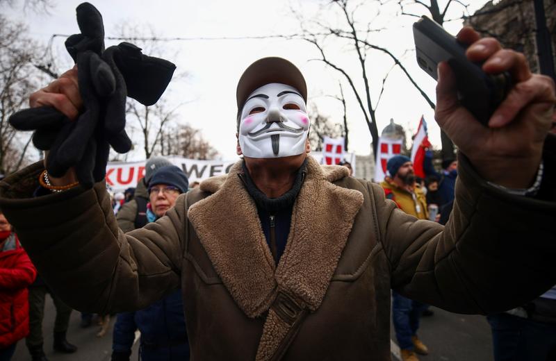Reuters's tweet photo. Thousands protest in Vienna as far-right march on COVID measures banned https://t.co/yElBxtCAmF https://t.co/lUxdrxxerb