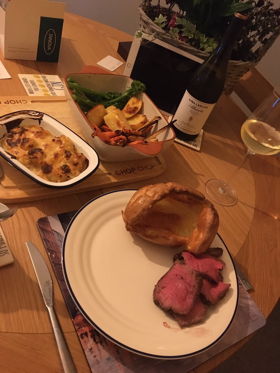 Best way to celebrate a big week is a treating myself to a new i Mac and a bloody good roast with a decent bottle of white 😋 #adulting #phdtime