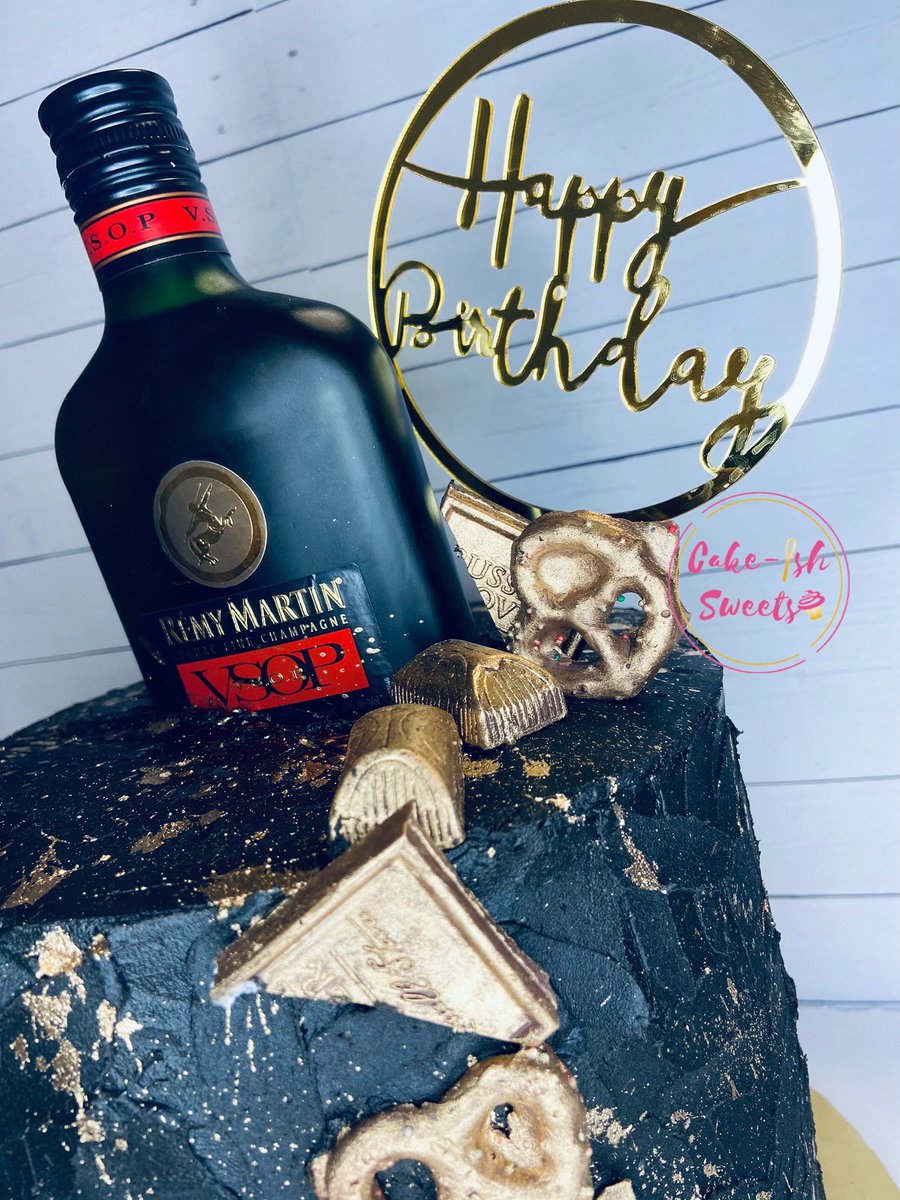 CakeISHSweets's tweet photo. Happy golden birthday E! 🖤 #Chicago #birthdaycake #chicagocakes https://t.co/hQHmvcPhpB