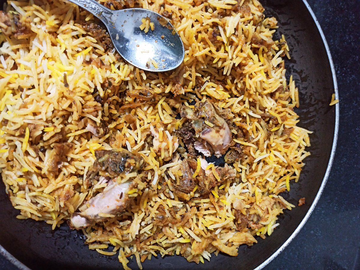 sarrrrrrcasm's tweet photo. @zomatoin @zomatocare 
I ordered Veg Biryani and received a Non Veg one.....see the snaps for reference https://t.co/oxxeON66fn