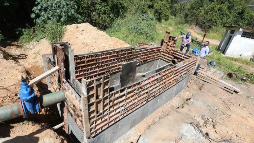 MppsAragua's tweet photo. #31Ener Gobernador Marco Torres inspeccionó  construcción de desarenador en El Limón https://t.co/wXCAzcn730 @NicolasMaduro @R_MarcoTorres @juandavila01 #EnVenezuelaNosCuidamos #PuebloSanoYVictorioso 😷 https://t.co/aqErYqwNR9