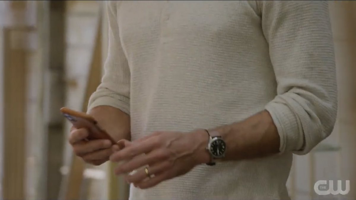 _sogetthis's tweet photo. I just wanna thank every divine being for the walker wardrobe team for putting jared padalecki in a single layered shirt https://t.co/GXWjvp9roy