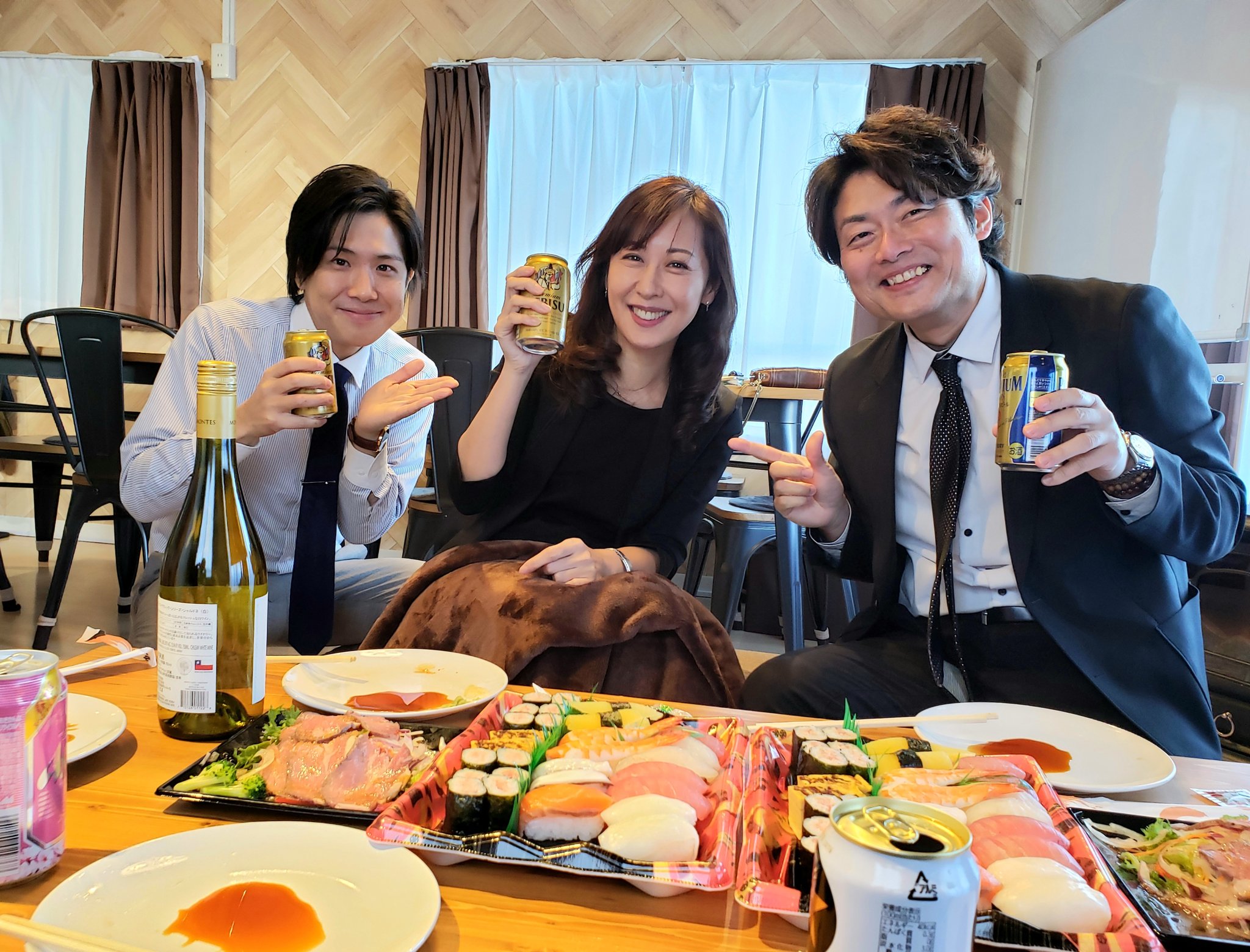 新しい宴会は首のスパンコールのハイエンドの年会の司会者のタキシード 