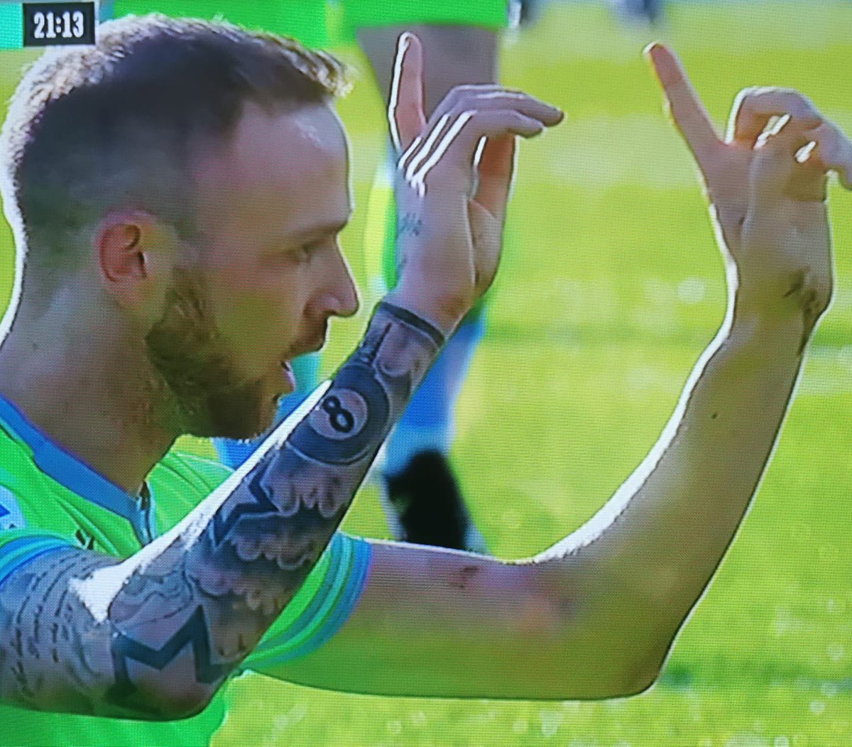 ChiamarsiBomber's tweet photo. #AtalantaLazio.
#Lazzari, a contrasto con un avversario, cade in area inciampando sul terreno. I compagni chiedono il calcio di rigore, ma l'esterno della Lazio fa segno ad ampi gesti di non essere stato toccato.
Gentleman, e grande sportivo. https://t.co/1cZyNIZ4Do
