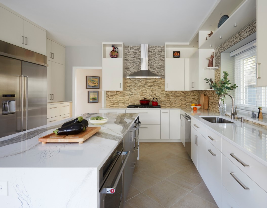 Warm Contemporary Kitchen in Chicago IL houzz.com/photos/warm-co… #KitchenDesign #DreamKitchensInc #KitchenRemodel #KitchenInspiration #Chicago