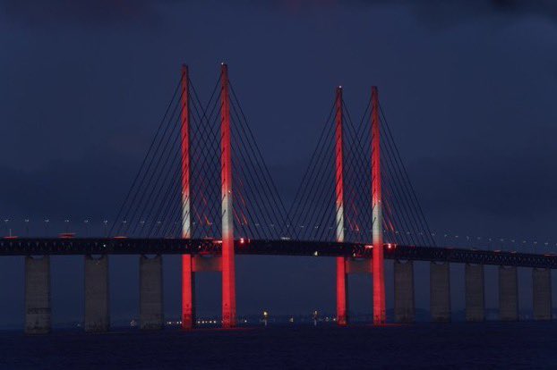 KopenhagM's tweet photo. Maç sırasında İsveç-Danimarka arasındaki Øresund köprüsü 2 ülkenin bayraklarının renkleri ile aydınlatıldı. Şampiyon Danimarka olunca köprü sadece Danimarka’nın renklerine kaldı https://t.co/vTbeAVLuDw