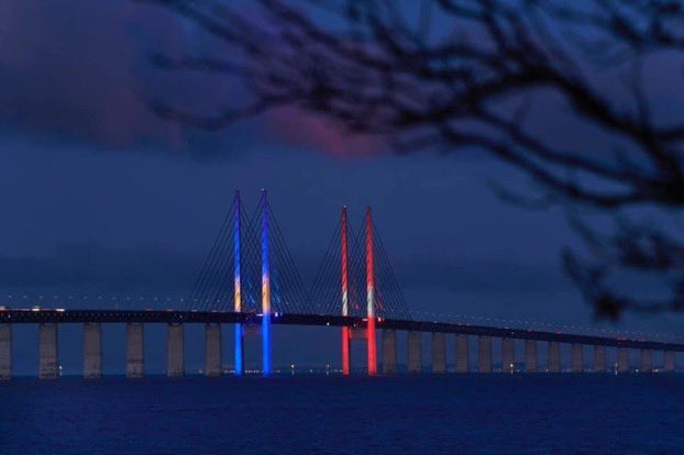 KopenhagM's tweet photo. Maç sırasında İsveç-Danimarka arasındaki Øresund köprüsü 2 ülkenin bayraklarının renkleri ile aydınlatıldı. Şampiyon Danimarka olunca köprü sadece Danimarka’nın renklerine kaldı https://t.co/vTbeAVLuDw