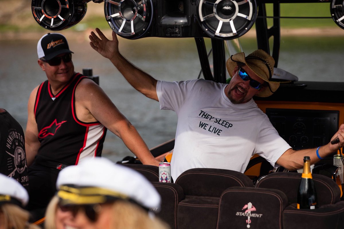 HToads's tweet image. What are you up to this Sunday funday? Come in today, Thursday evening and SUPERBOWL SUNDAY to take advantage of the last few days of 1/2 price domestic beers, wells and select appetizers! 🏈🍻🍹

P.S. the end of football season means we’re THAT MUCH closer to LAKE DAYS!!!